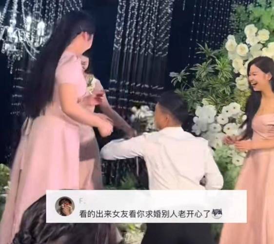 42862澳彩资料大全:抢手捧花求婚跪错人
