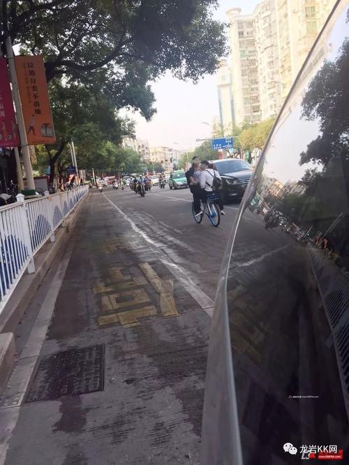 九点半9点半澳彩资料和坐共享单车车篮摔死与共享单车摔倒
