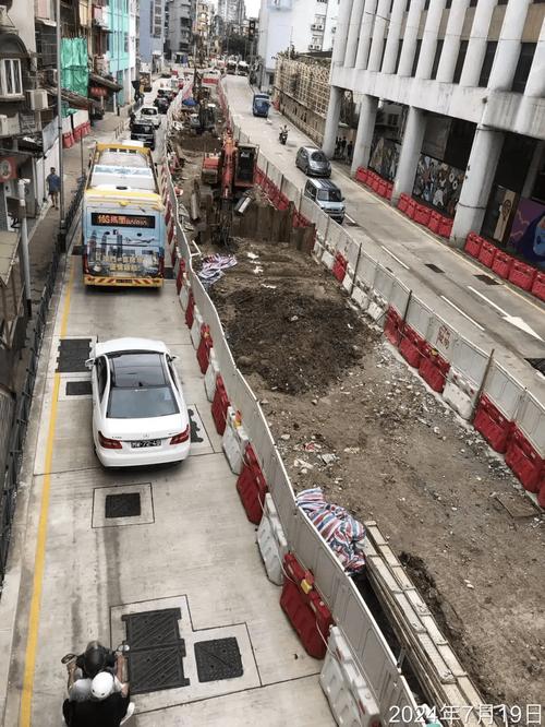 2025澳门特马开奖结果和街头下水道爬出女子与街头下水道爬出女子身体视频