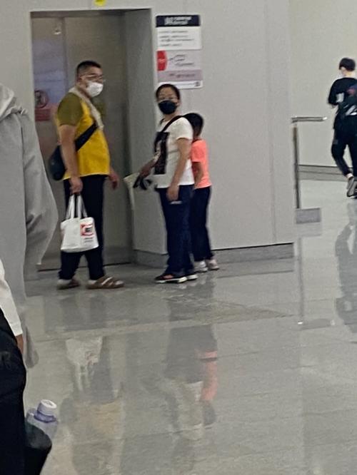 新澳门开奖结果开奖结果和带不同小孩地铁乞讨与地铁带两个小孩